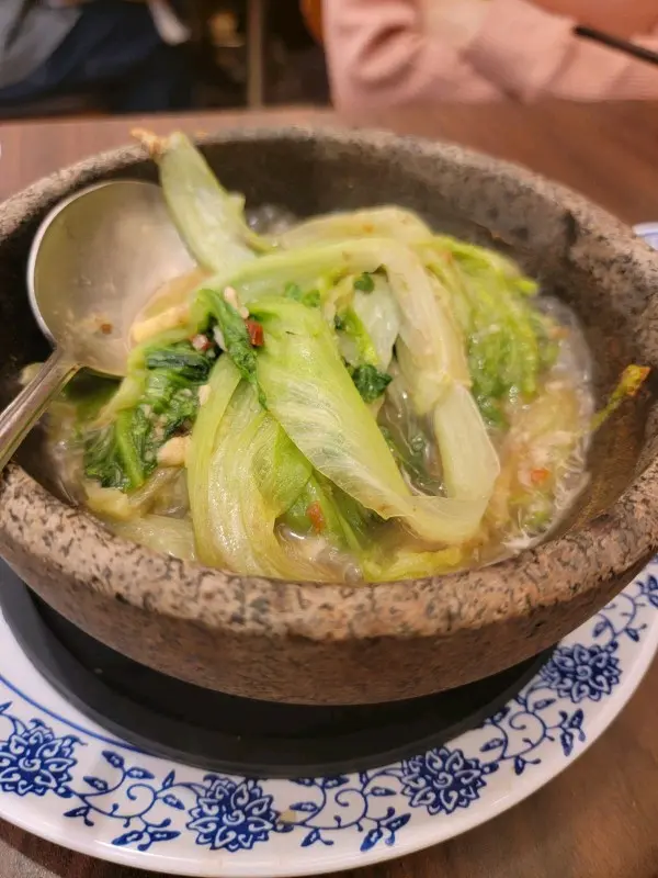 食物高質，環境整潔但懷舊，服務超好，性價比世一