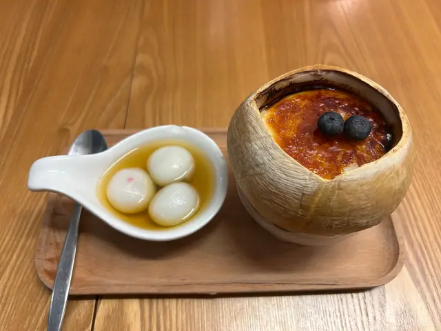 椰皇燉蛋白伴湯圓