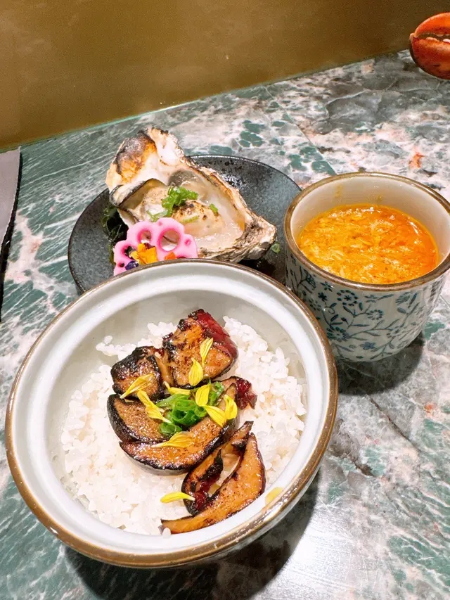 黃金瀑布炙燒紅酒鵝肝丼