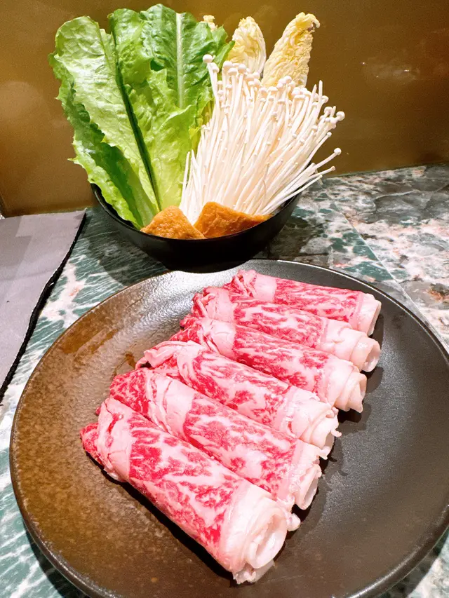 A 5黑毛和牛+ 雜菜盛合 涮涮鍋