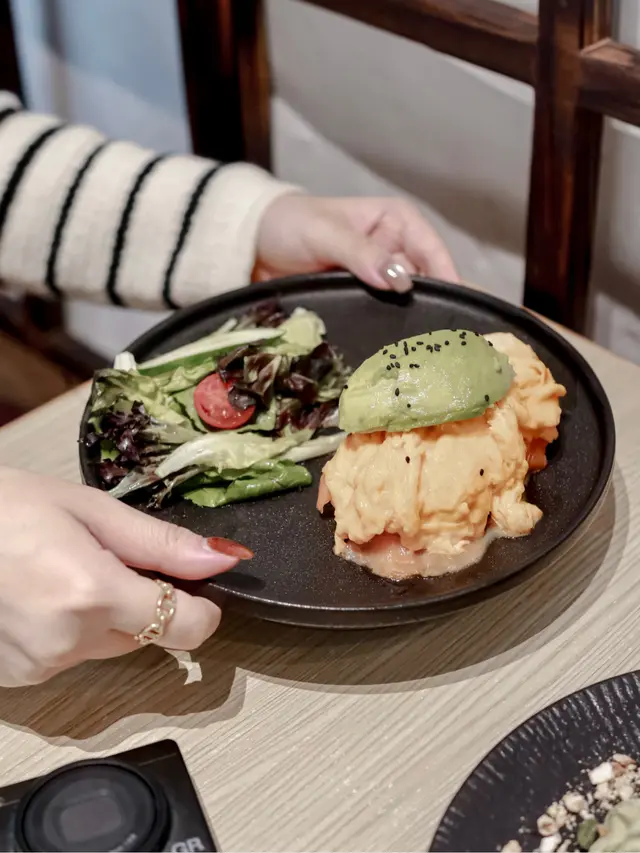 煙三文魚滑蛋牛油果牛角包窩夫伴沙律