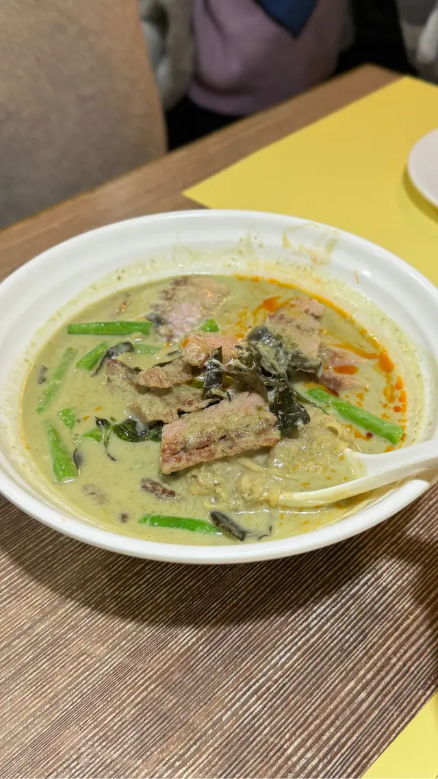 青咖哩豬頸肉撈媽媽麵