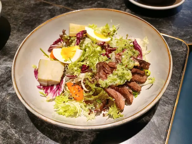 香烤牛腹肉配金薯藜麥沙律