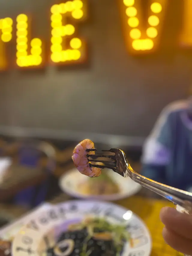 黑漆漆墨汁海鮮意粉