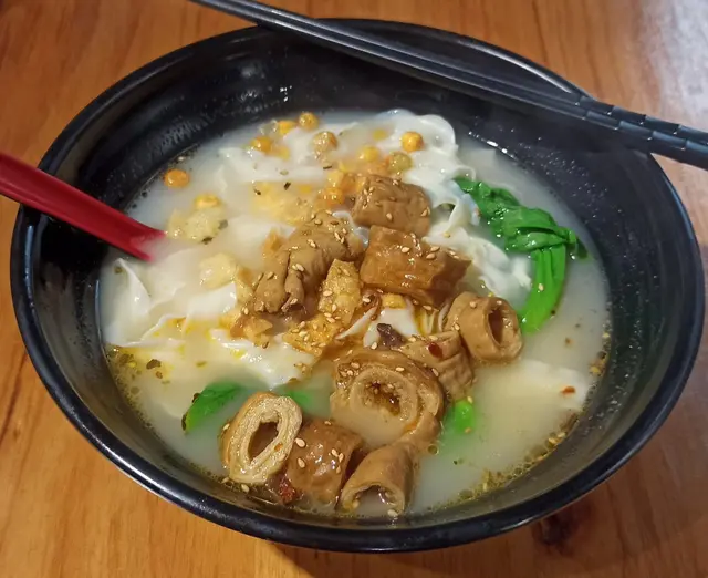 滷香肥腸刀削麵