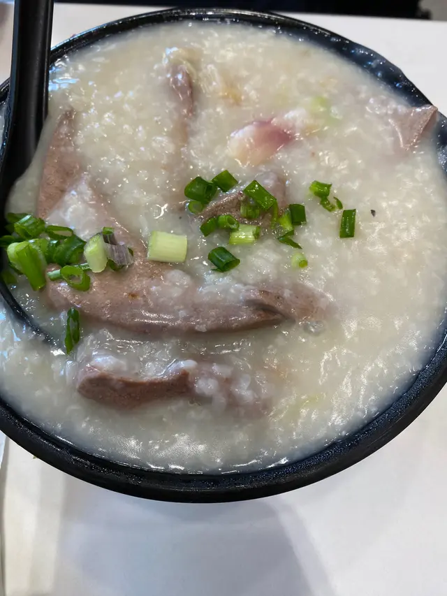 撈極啲碎牛都唔熟，唔知係咪啲碎牛太凍，搞到碗生滾粥都唔熱。又係好驚食完會肚痾