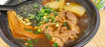 车仔面（鸭掌、萝卜、牛腩、紫菜）