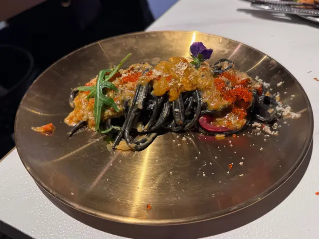 鍾意一定要食飯或意粉的朋友可以揀B！🍝這道意粉的蟹粉撈得剛剛好，海膽的鮮味與蟹肉的濃郁搭配在一起，真的是太好吃了🤤