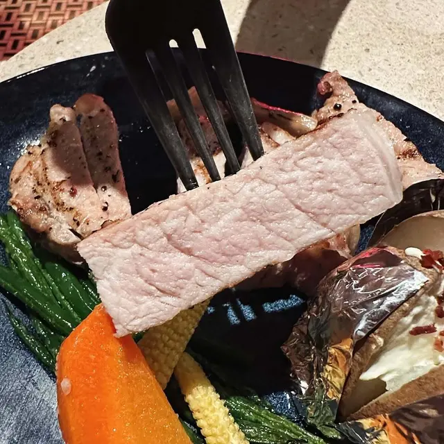 粉嫩嘅肉質，外層帶有微微嘅炭燒香，肉味算香又唔油膩～