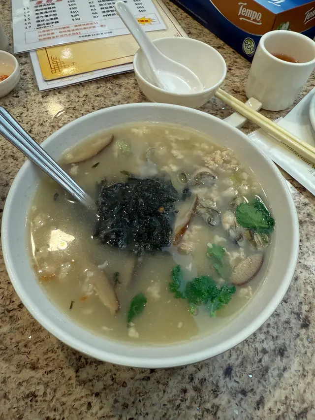 有很多蠔仔在裏面
湯底清甜, 有肉碎,芫荽,冬菇及紫菜等等配料
