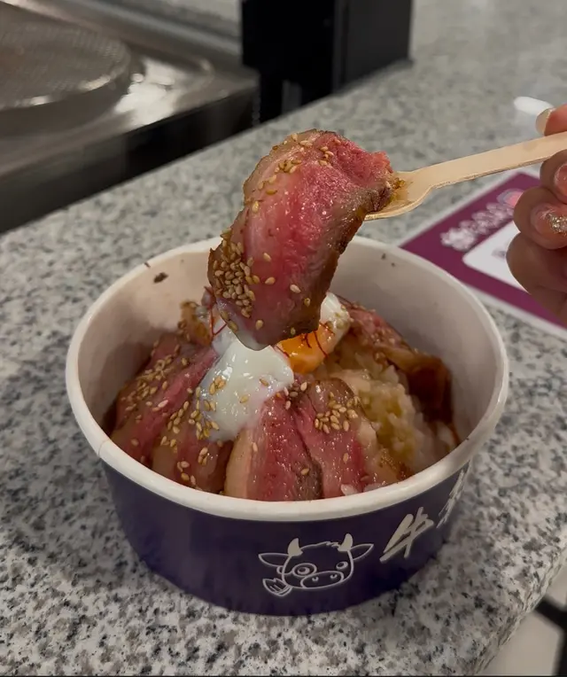 一定要試呢個！！牛排煎得啱啱好 食落牛味足😌
有一碗飯&12-13塊牛肉，份量好足，加埋隻溫泉蛋一齊食口感超豐富😍