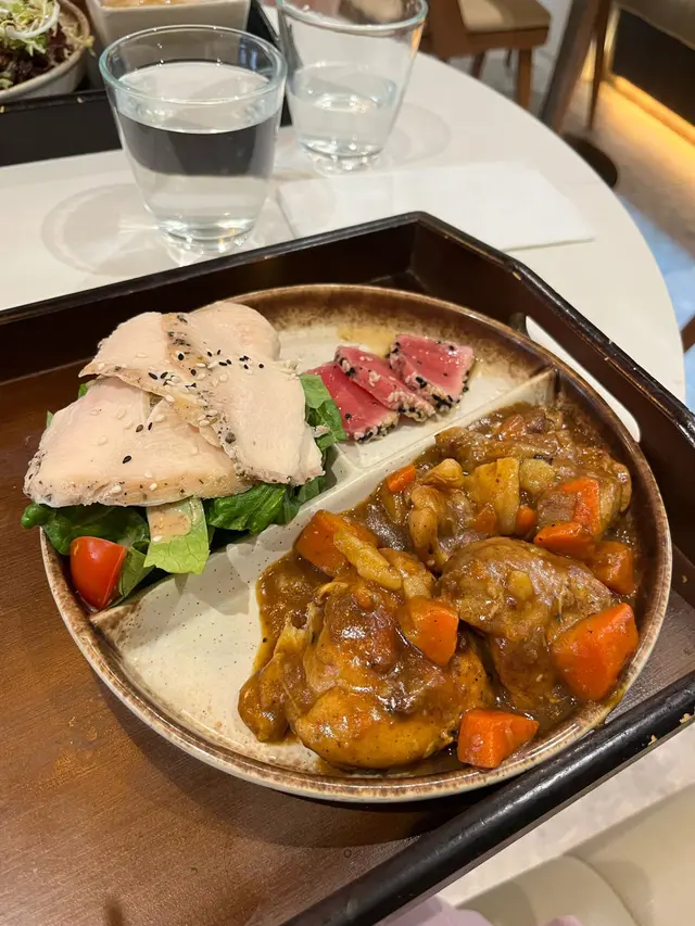 主菜咖喱雞腿肉、吞拿魚赤身、雞胸肉沙律