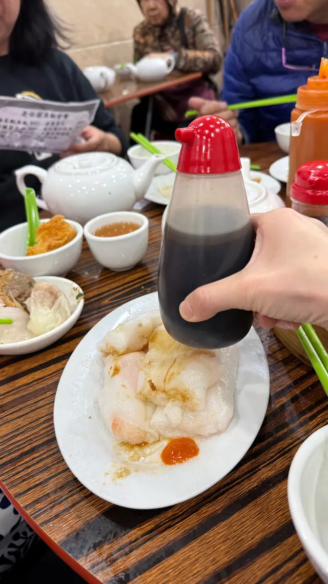 枱面放著鹹死人嘅豉油