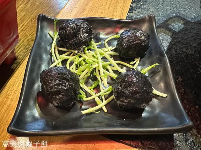 手打鵝肝墨汁墨魚丸