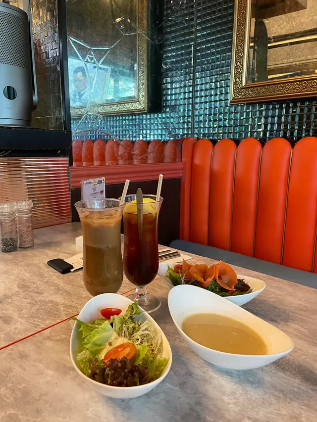 跟餐+$8 沙律,+$48煙三文魚沙律,+$8廚師是日餐湯