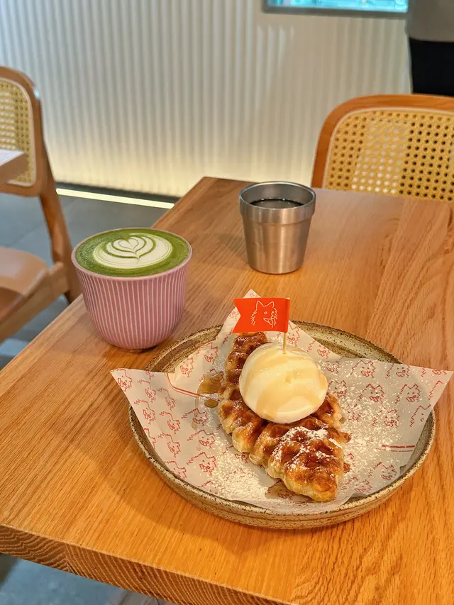 牛角包窩夫配雪糕