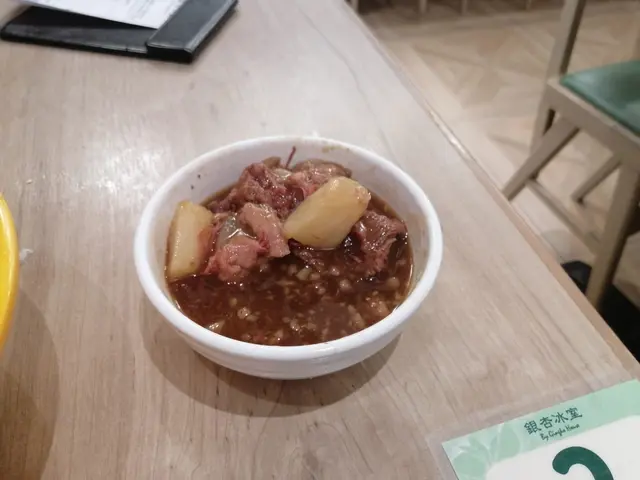 8cm的小碗半碗都沒有, 3小舊牛腩碎+3小粒蘿蔔