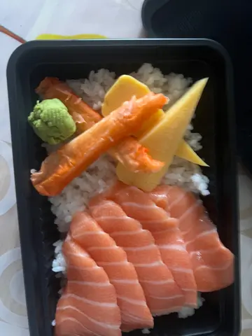 招牌三文魚丼飯配汽水