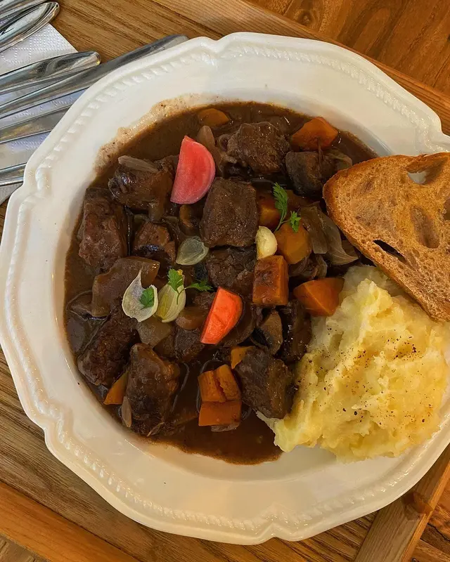 紅酒燴牛肉配薯蓉