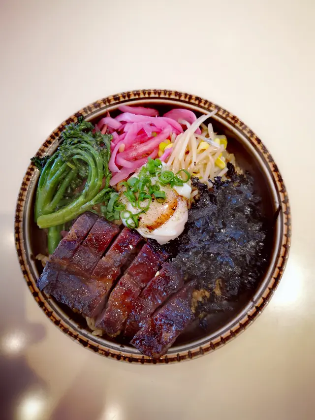 24小時慢煮伊比利亞叉燒豬油撈飯配日本溫泉蛋、韓國紫菜、紅洋蔥漬、大豆芽