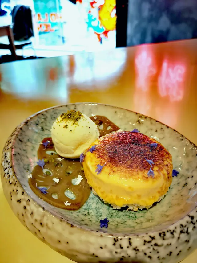 灸燒焦糖煨蕃薯芝士餅 配蜜餞薑粒脆脆餅底及薑味雪糕