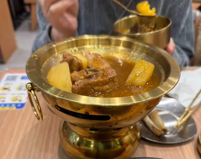 份量少、但價錢已反映、可接受、但一上桌未有5分鐘下面那個火便熄了！同待應說可否更換、佢答你不是用來打邊勞的、所以不會加燃料、如只是有火數分鐘、那不如一開始直接上便算吧？有火跟沒有火有什麼分別？