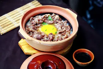 窝蛋牛肉煲仔饭
