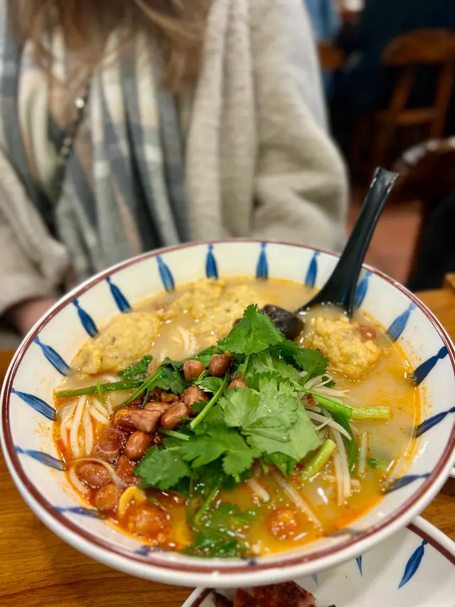 炭燒豬頸肉米線