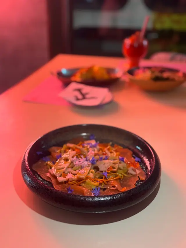 冷燻冰島煙三文魚薄切配三文魚籽潮州酸菜爽口蓮藕沙律 及酸菜辣汁