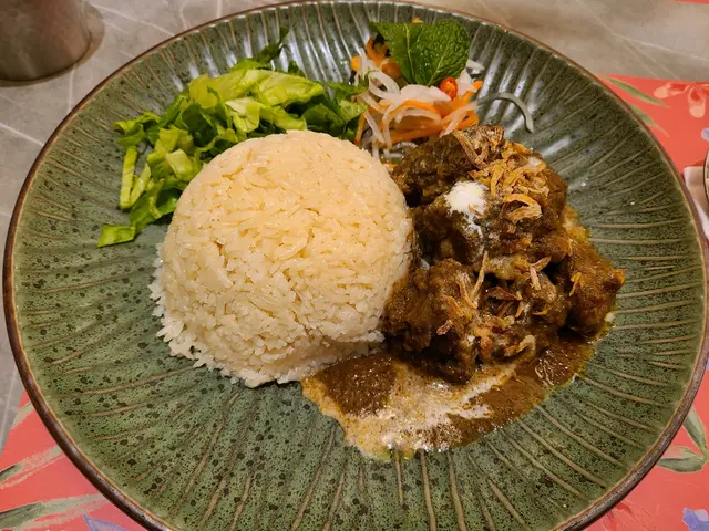 仁當牛肉配雞油香飯