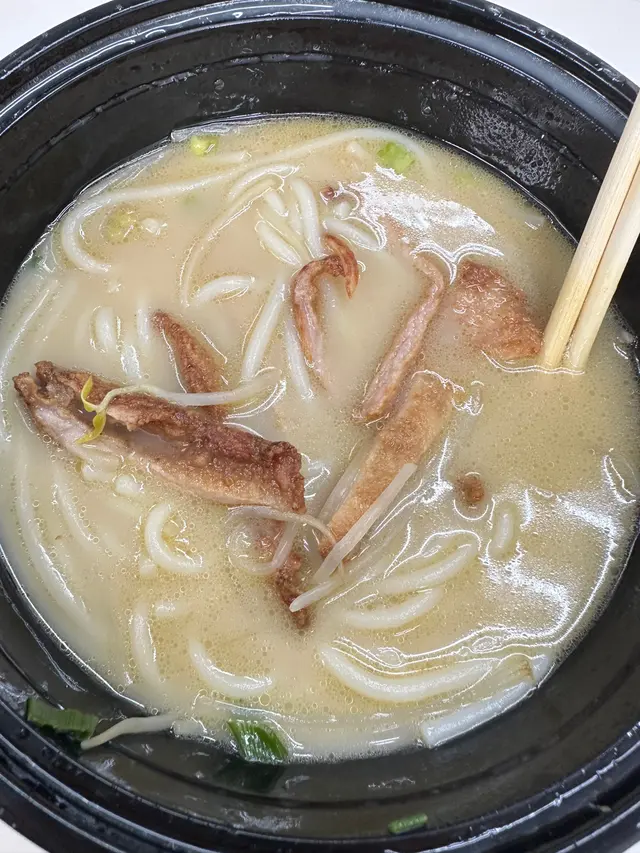 自取外賣豬頸肉魚湯米線，一打開，碗嘢好似俾人食過咁，$54得幾條豬頸肉，加埋有半塊。啲米線小到飛起。附近米線店，平過佢，大碗過佢，足料過佢，食譚仔都冇咁嬲！￼￼
咁嘅價錢，咁嘅份量，仲話係屯門名物！
真係得啖笑！￼￼