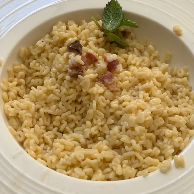 好努力搵到呢幾粒材料。。。d 字母粉都煮得好淋。。。然後味道係淡淡的金寶忌廉湯味。。。158蚊。。。