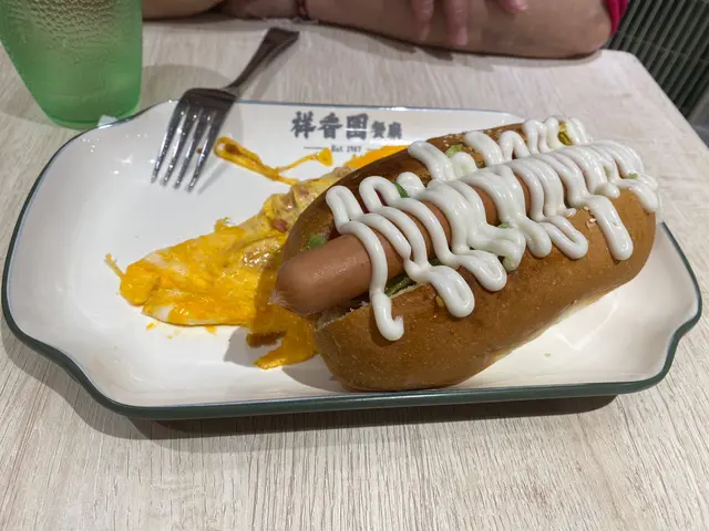 豪華極品早餐，好巨型熱狗，好味，即係大件夾抵食。