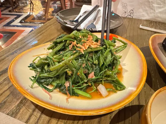 不算好辣的馬拉盞炒通菜，小朋友洗一下都食到，而且讚不絕口