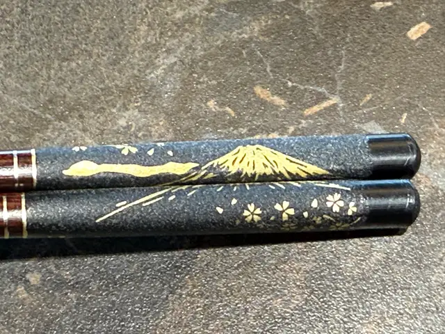 朋友要求很高，她先在網上搜索到這一家特色日本料理店後，然後單人匹馬來試食。感覺滿意後，他再帶上海和美國來的朋友來體驗，都覺得滿意後，昨天約了共8人過來吃午餐。因此，昨天是她的第四次光臨！
這個餐廳不大，只有12個座位，必須預先定位。聽主持人Thomas介紹，他先學西餐，主攻創意菜。後被謀集團聘用做創意日料一段時間後，自己搞了這個創意日料店。
就是因為他的創意與嚴謹，出品都是嶄新風格與獨特的味道。他可以按可以客人喜好來安排菜單。昨天中午的午餐，我們不單享用美味佳餚，也欣賞店內極高水平的餐具與裝飾。