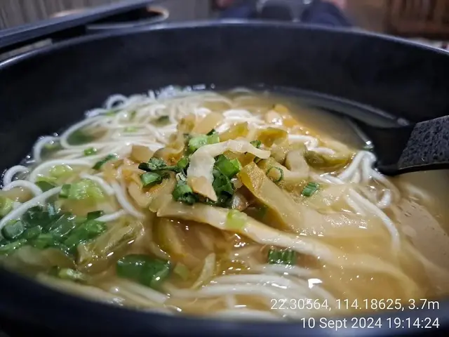 湯麵加上榨菜，使湯底的味道多層次。