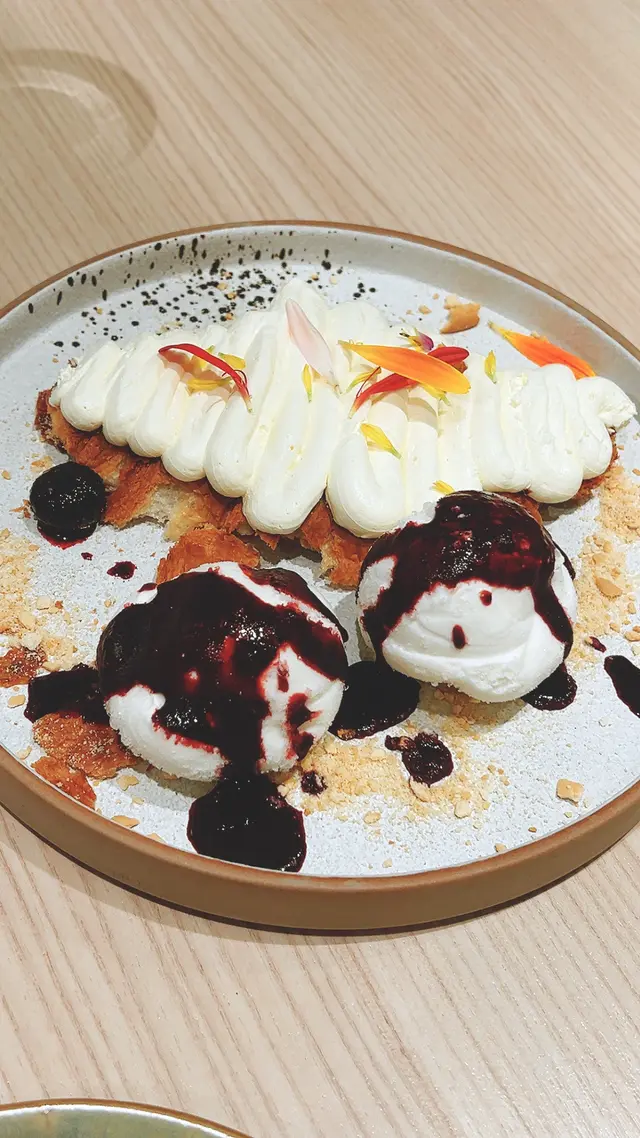 伯爵忌廉牛角包窩夫伴藍莓雪糕