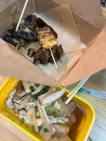 百頁豆腐、芭樂、招牌洋葱、杏鮑菇、甜不辣