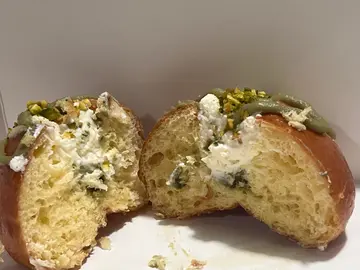 PISTACHIO CREAM BUN