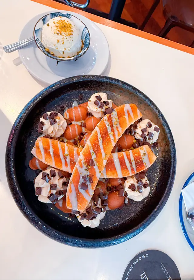 雞蛋仔窩夫配中式年糕，檸香花生忌廉，焦糖香蕉，雲呢拿雪糕