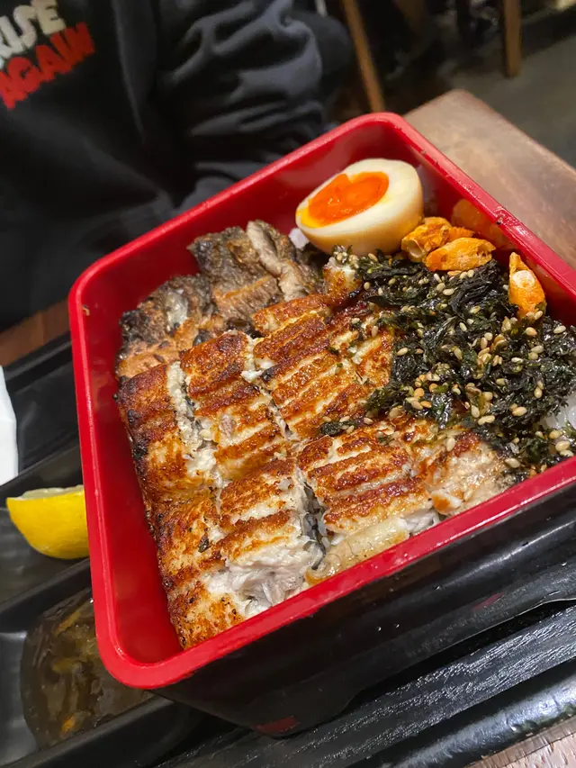 炭火白燒鰻魚飯