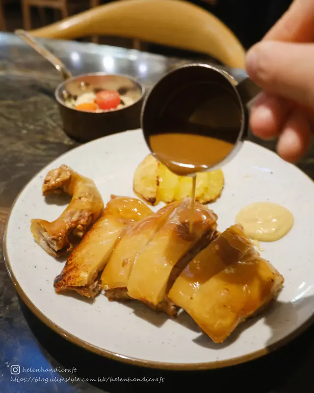 煙燻香脆乳豬伴焦糖菠蘿配古斯米沙律