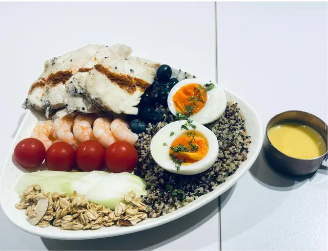 - 無激素雞胸明蝦藜麥沙律