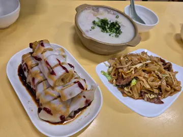 靚靚及第粥（煲仔上）、傳統炸兩腸、乾炒牛河 