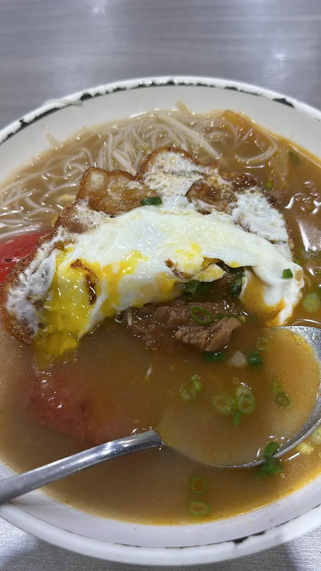 第一次來試，見佢咁出名慕而樇，本來仲諗住一步到位食最貴果個極上澳洲沙嗲牛！要$80仲覺得好似好貴爭札左一陣，點知原來得星期6有！唯有叫正常果個$58蚊嗲牛餐！佢其實幾抵食！算幾多牛肉又大塊又勁厚！唔似出面果d碎濕濕咁！個沙嗲味係我食過最鐘意果種！紅腸好大塊又夠厚煎香埋好正！個煎蛋有料到，正宗係煎蛋燶邊，唔駛專登叫佢都識咁整！100分！如果有機會真係要試埋果個極上沙嗲牛餐！