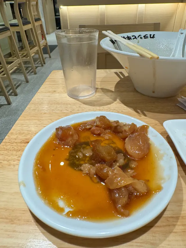 個碗邊一上菜時已係呢個樣,好烏糟