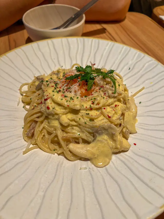 賣相唔錯嘅，最鍾意佢有個蛋黃喺中間，令到成個醬再Creamy啲～不過調味唔係好夠，略為淡一啲～正正常常啦😌～