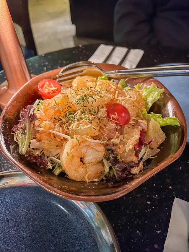 ✨鮮柚子蝦球沙律🥗 $108
好鍾意呢個柚子沙律嘅調味!鹹鹹地襯托返柚子嘅鮮甜味😍,最欣賞佢有檸檬香草,簡直吊起咗個味~大蝦爽口彈牙🍤,份量都幾充足😌,前菜必嗌!