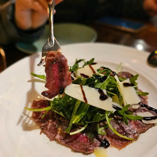 SOUS VIDE WAGYU
CARPACCIO WITH
BALSAMIC CREAM 