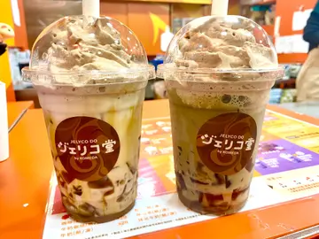 (左)红茶啫喱配黑蜜牛奶加蕨饼; (右)红茶啫喱配焙茶牛奶